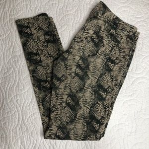 CAbi style 598 size 6 snake print skinny jeans